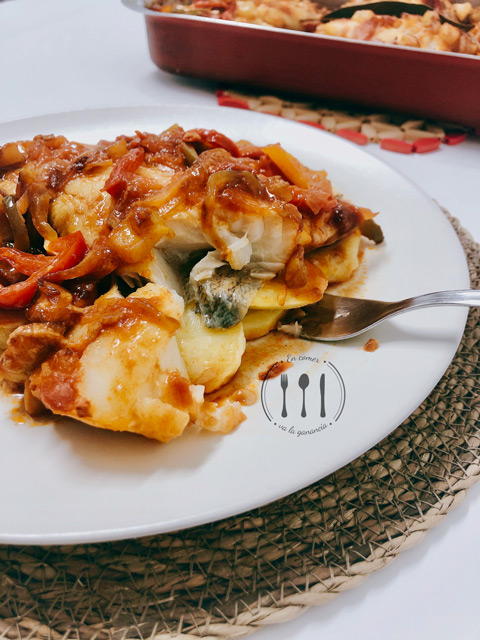 Bacalao al horno con pisto y patatas panaderas