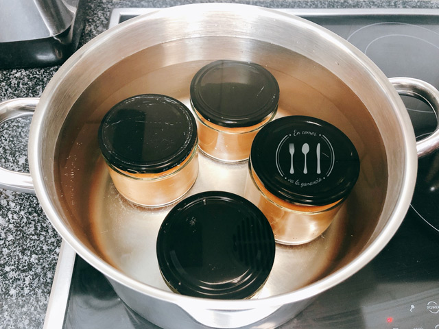 Cocción de los tarros con la salsa de tomate