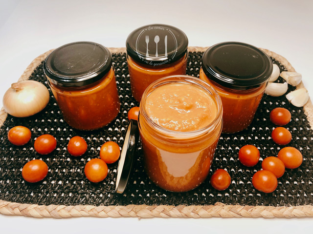 Tarros de salsa de tomate cherry casera