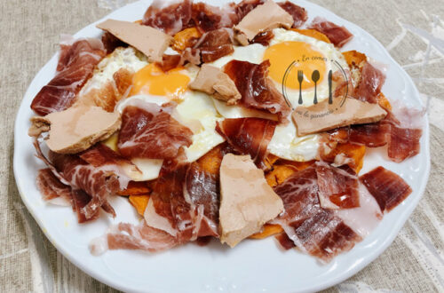 Huevos rotos con jamón, foie, boniato y reducción de PX