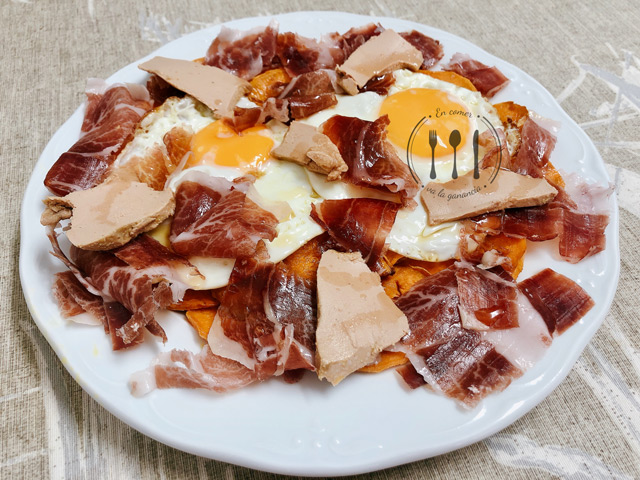 Huevos rotos con foie, jamón y reducción de PX 1 Huevos rotos con jamón, foie, boniato y reducción de PX