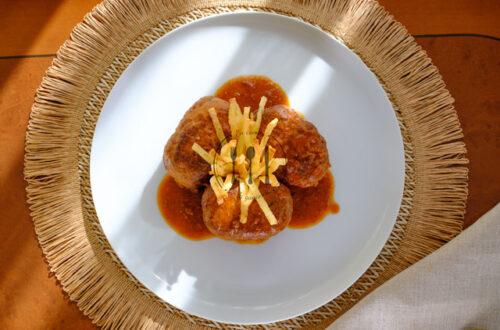 Mini rollos de bonito 5 Mini rollos de bonito con patatas paja en plato blanco