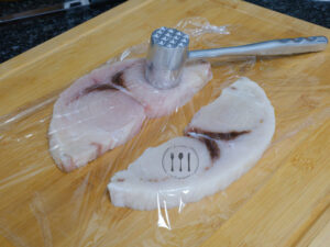 Cachopo de Emperador, Trucha Ahumada y Queso Crema. 4 Golpear con martillo las rodajas