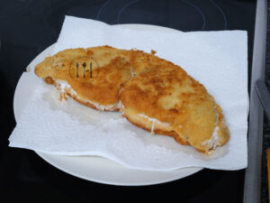 Cachopo de Emperador, Trucha Ahumada y Queso Crema. 10 Cachopo sobre papel de cocina