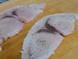 Cachopo de Emperador, Trucha Ahumada y Queso Crema. 5 Salpimentár las rodajas de emperador