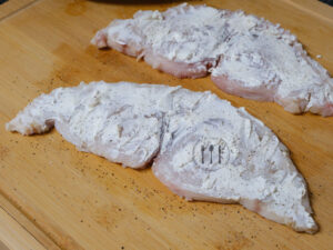 Cachopo de Emperador, Trucha Ahumada y Queso Crema. 6 Untar rodajas con queso crema