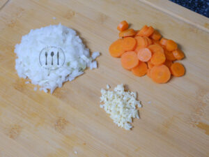 Lentejas con cuscús y verduras 4 Cebolleta, zanahoria y ajo picados