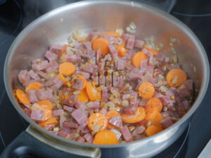 Lentejas con cuscús y verduras 7 Jamón añadido a la cazuela con las verduras
