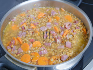 Lentejas con cuscús y verduras 9 Añadir agua a las lentejas y verduras