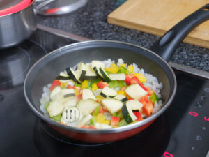 Lentejas con cuscús y verduras 11 Cebolleta, calabacín y pimientos en sartén pochando