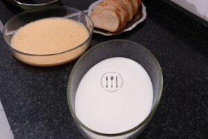 Platos con huevo y leche