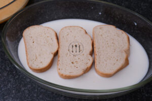 Rebanadas de pan en leche