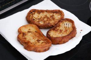 Torrijas en plato con papel absorbente