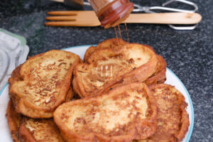 Espolvoreando canela sobre las torrijas