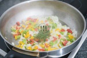 Pechugas de pollo en salsa de champiñones 6 Verduras pochando