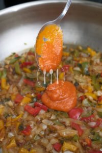 Pechugas de pollo en salsa de champiñones 7 Añadir salsa de tomate casera