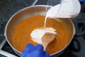 Pechugas de pollo en salsa de champiñones 10 Incorporar la nata