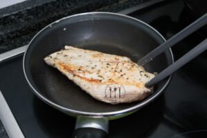 Pechugas de pollo en salsa de champiñones 11 Sellar las pechugas de pollo