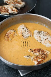 Pechugas de pollo en salsa de champiñones 12 Incorporar las pechugas con la salsa